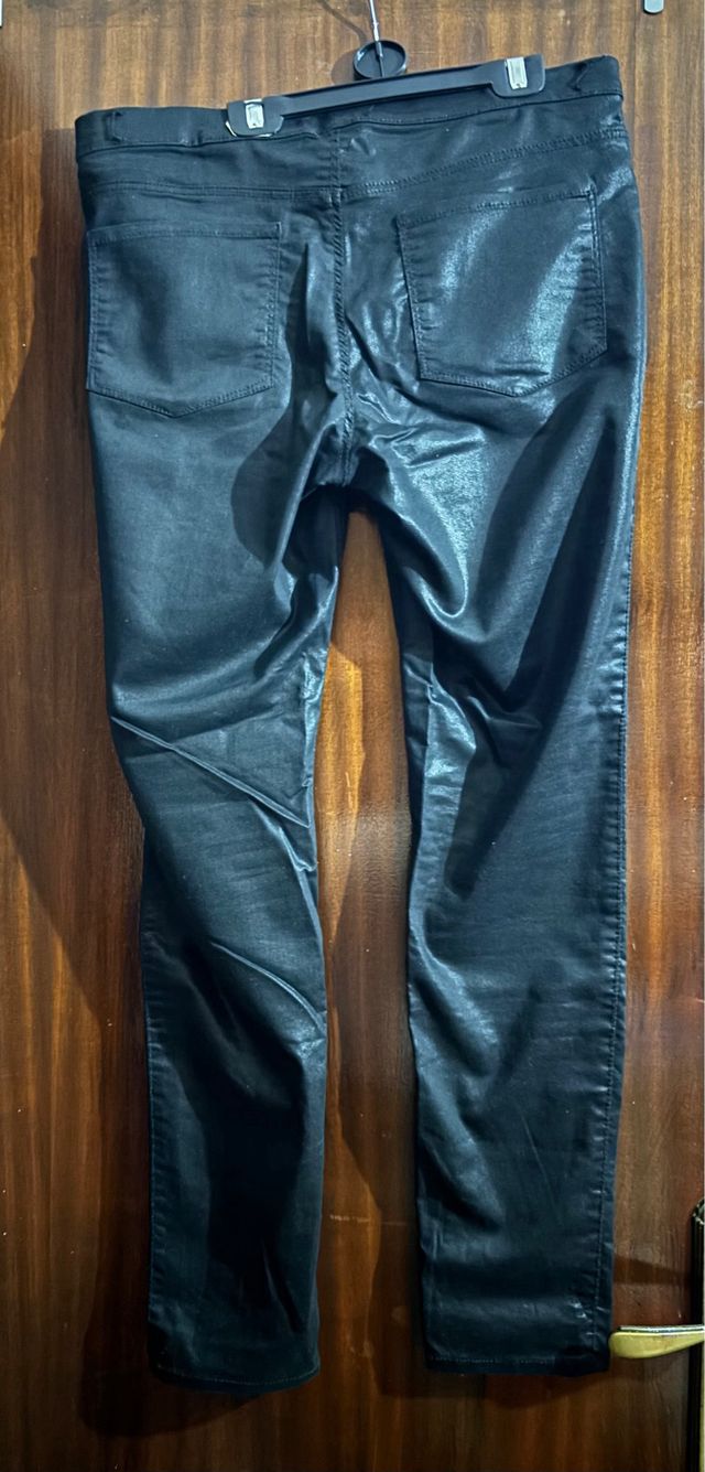 Pantalones negros efecto piel