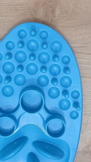 Comedero interactivo anti-voracidad o anti-glotone