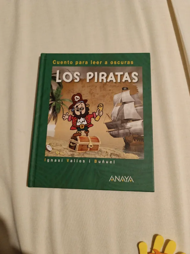 Los piratas: Cuento para leer a oscuras
