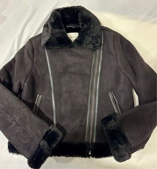 Chaqueta Stradivarius Negra con Borrego