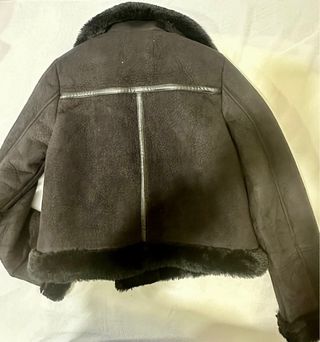 Chaqueta Stradivarius Negra con Borrego