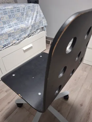 Silla de oficina negra con base metal plateada