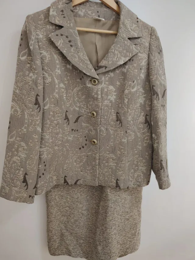 Conjunto chaqueta y falda estampado