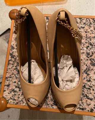 Zapatos de tacón beige con cadena dorada T.38