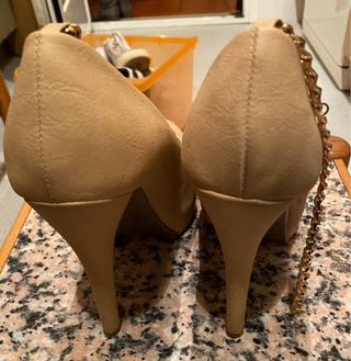 Zapatos de tacón beige con cadena dorada T.38