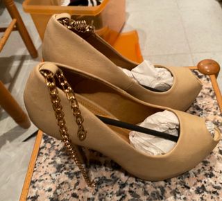 Zapatos de tacón beige con cadena dorada T.38
