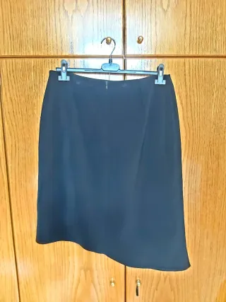Falda negra corte asimétrico Talla 46.