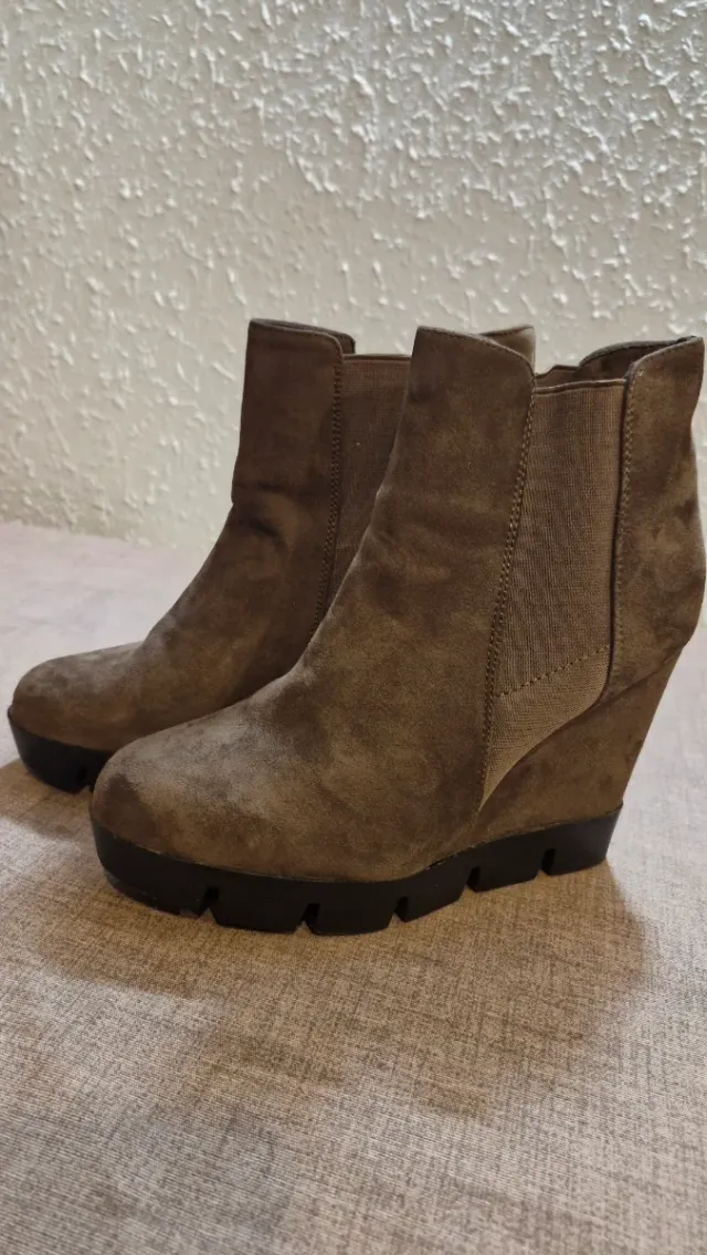 Botín de cuña color taupe