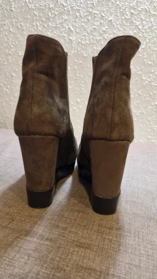 Botín de cuña color taupe