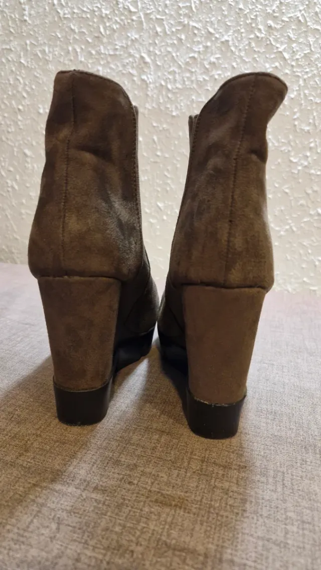 Botín de cuña color taupe