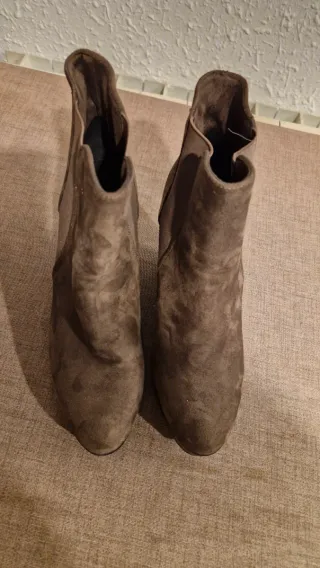 Botín de cuña color taupe