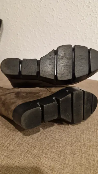 Botín de cuña color taupe