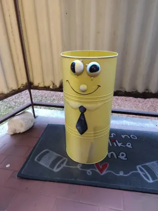 Portaombrelli giallo con faccia divertente