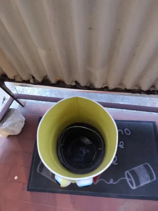 Portaombrelli giallo con faccia divertente