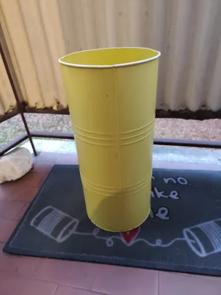 Portaombrelli giallo con faccia divertente