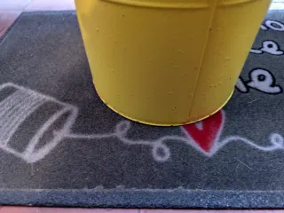 Portaombrelli giallo con faccia divertente