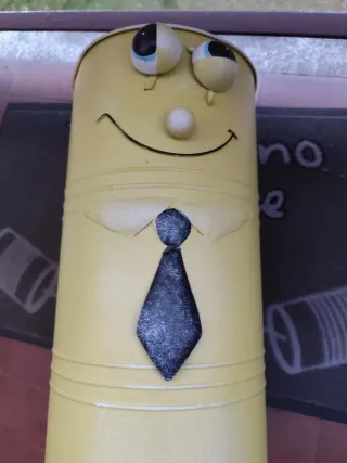 Portaombrelli giallo con faccia divertente