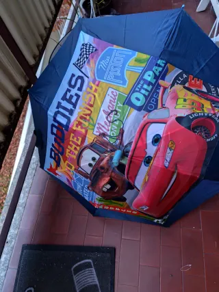 Portaombrelli giallo con faccia divertente