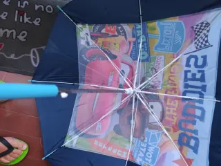 Portaombrelli giallo con faccia divertente