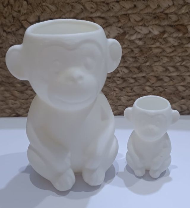 Pareja de monos decorativos blancos