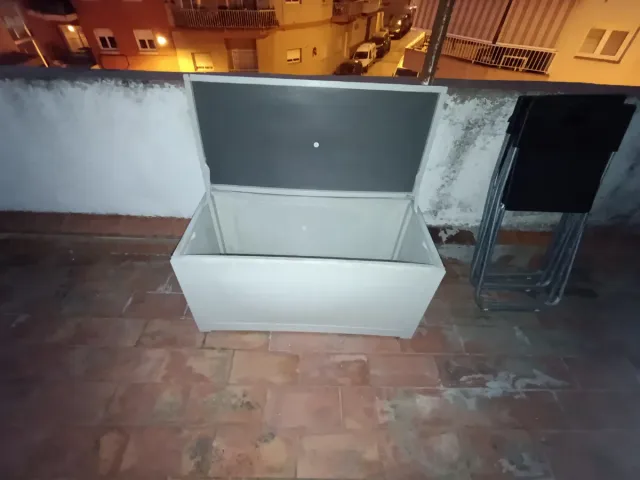 Baúl de exterior gris y blanco