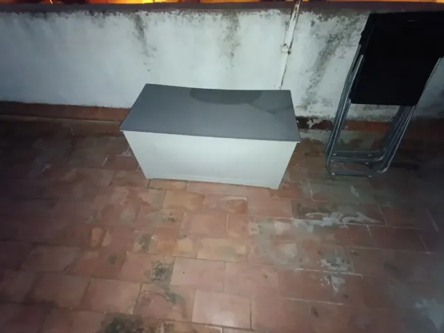 Baúl de exterior gris y blanco