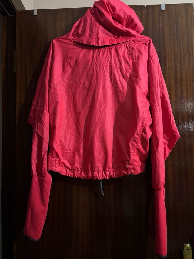Chaqueta deportiva con capucha