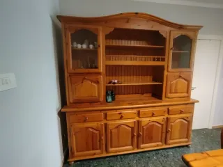 Mueble de madera con puertas