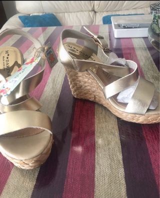 Sandalias doradas cuña rafia Mandarina