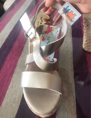 Sandalias doradas cuña rafia Mandarina