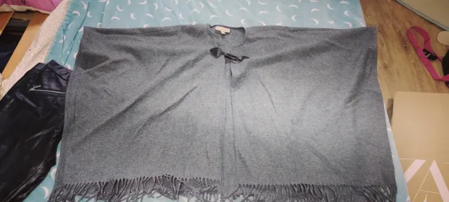 Poncho gris con flecos y cierre