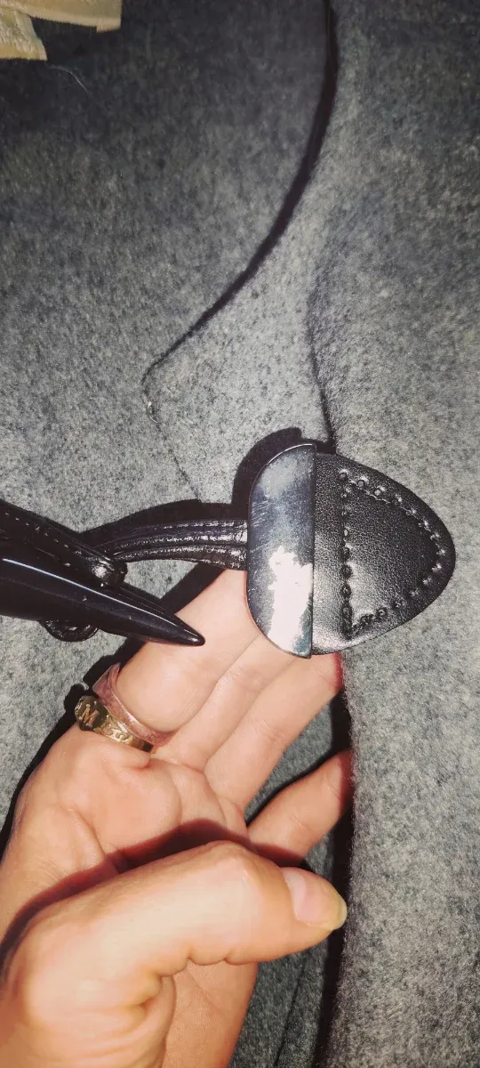 Poncho gris con flecos y cierre