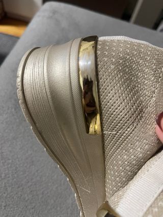 Tenis Desconflex beige dorado Talla 38