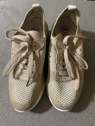Tenis Desconflex beige dorado Talla 38
