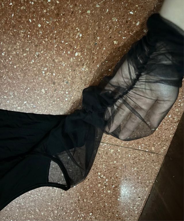 Top negro con mangas de tul