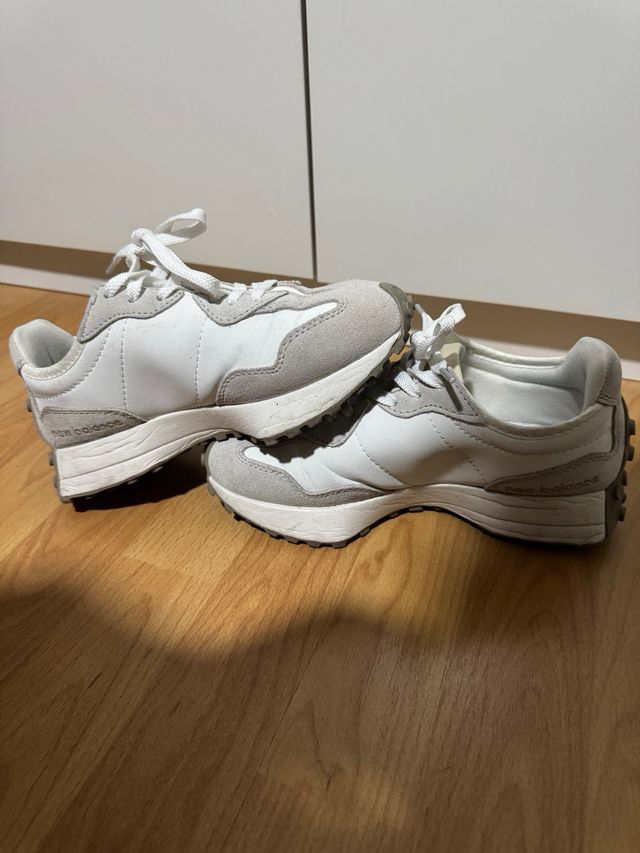 New Balance 327 Beige y Blanco