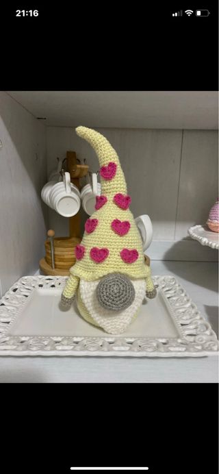 Gnomo portafortuna uncinetto giallo cuori rosa