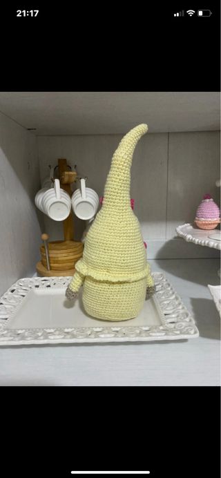 Gnomo portafortuna uncinetto giallo cuori rosa