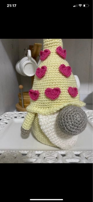 Gnomo portafortuna uncinetto giallo cuori rosa