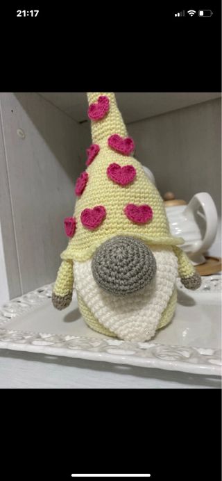 Gnomo portafortuna uncinetto giallo cuori rosa