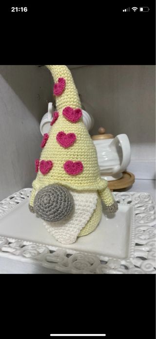 Gnomo portafortuna uncinetto giallo cuori rosa