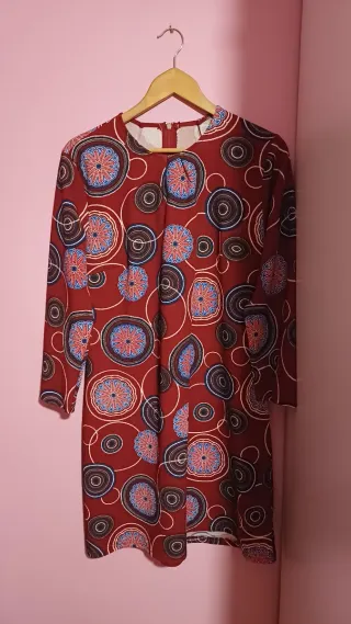 Vestido estampado geométrico burdeos