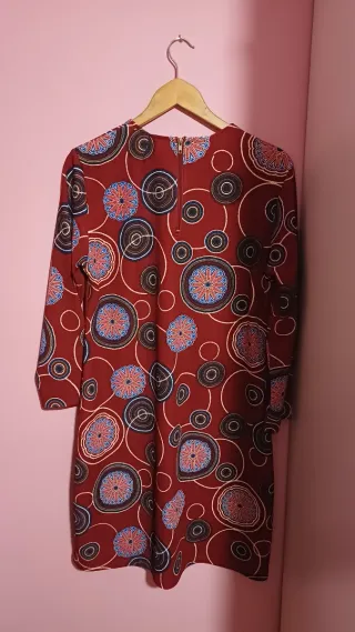 Vestido estampado geométrico burdeos