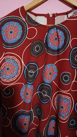 Vestido estampado geométrico burdeos