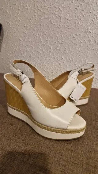 Sandalias cuña Geox peep toe blancas