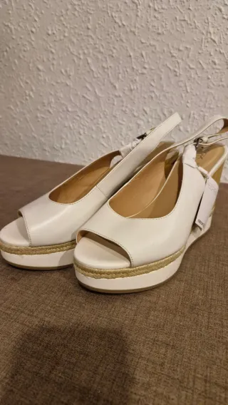 Sandalias cuña Geox peep toe blancas