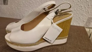 Sandalias cuña Geox peep toe blancas