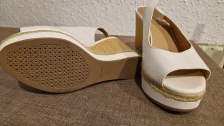 Sandalias cuña Geox peep toe blancas