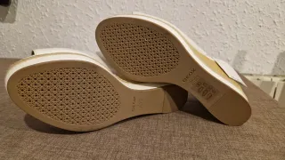 Sandalias cuña Geox peep toe blancas