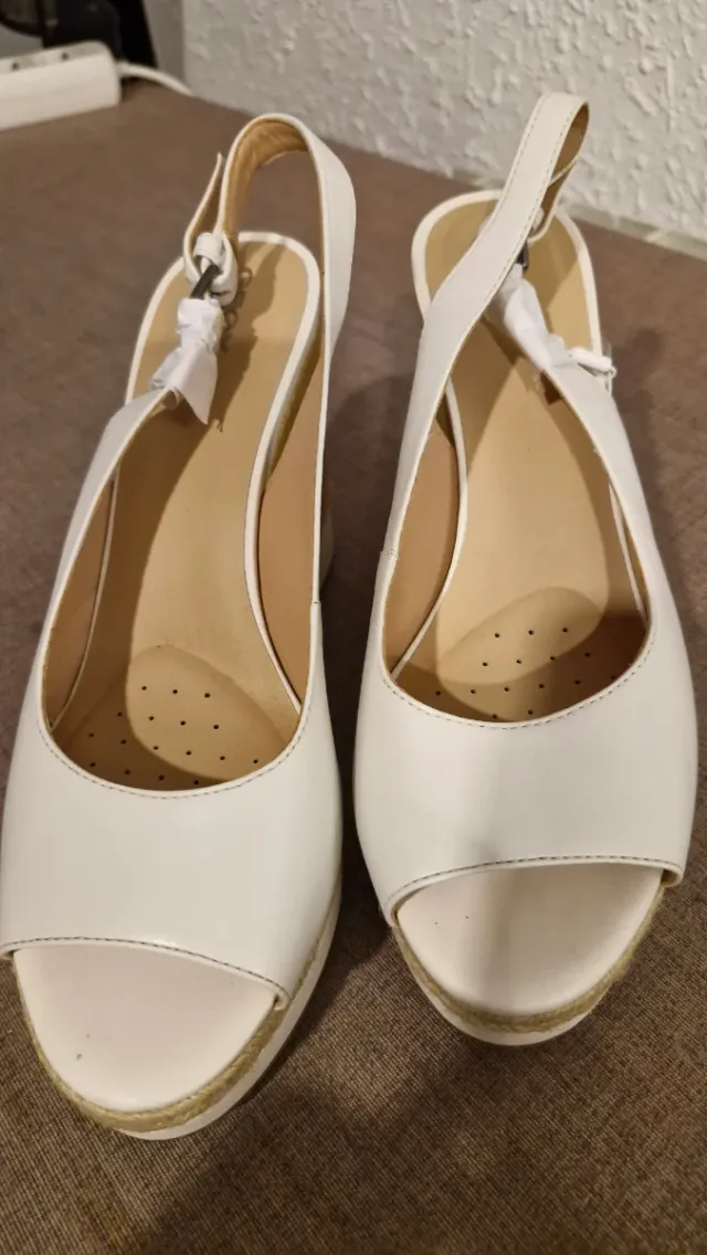 Sandalias cuña Geox peep toe blancas